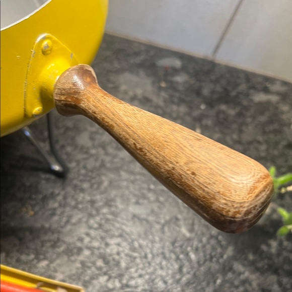 Vintage Yellow Fondue Set with Wooden Handle 8 forks included 1960’- 1970’s MCM - Picture 3 of 8